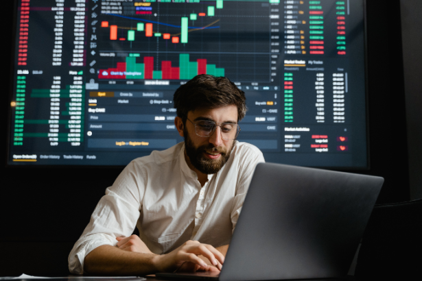 Fernando Bruno Crestani analisa como o uso de blockchain revoluciona a gestão de contratos no mercado imobiliário.