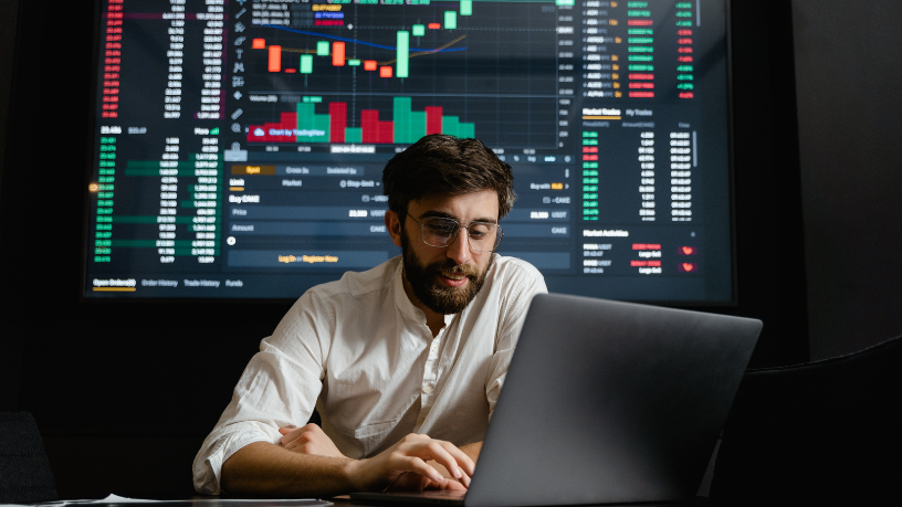 Fernando Bruno Crestani analisa como o uso de blockchain revoluciona a gestão de contratos no mercado imobiliário.