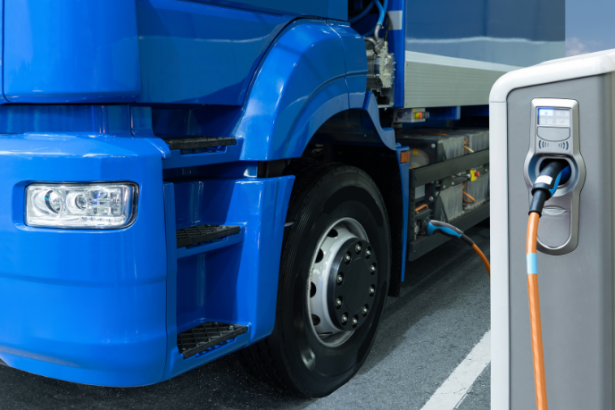 Vendas de caminhões elétricos superam modelos a diesel na China e redesenham o futuro do transporte pesado