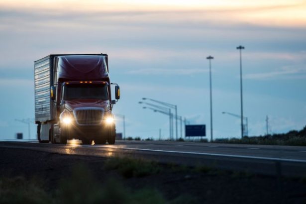 Acidentes com caminhões na madrugada: por que o risco triplica e como evitar tragédias nas estradas
