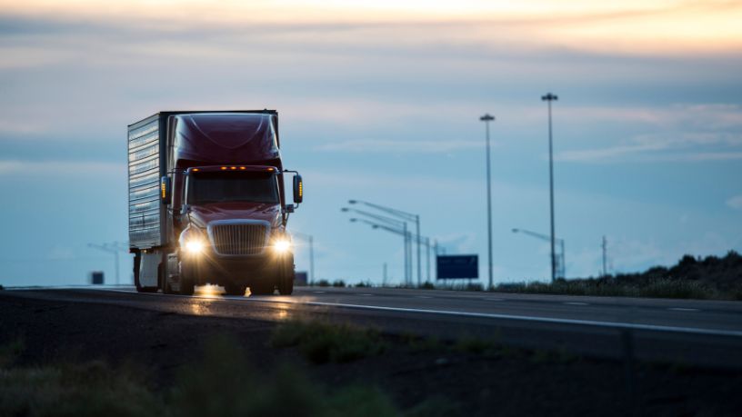 Acidentes com caminhões na madrugada: por que o risco triplica e como evitar tragédias nas estradas