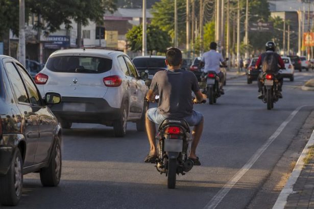 Jovens sem capacete e sem CNH expõem crise no trânsito e desafiam segurança no Piauí