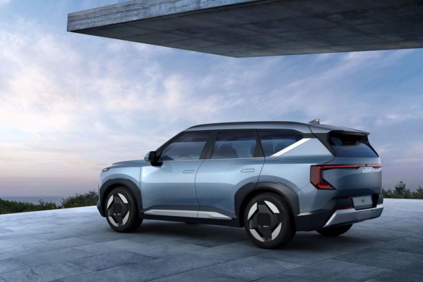 SUV elétrico estacionado em uma área residencial moderna, com paisagem ao fundo