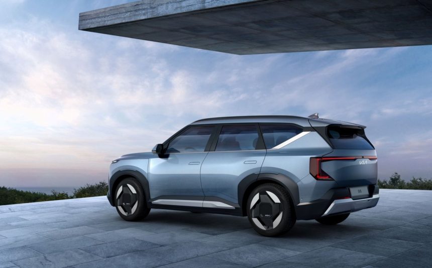SUV elétrico estacionado em uma área residencial moderna, com paisagem ao fundo