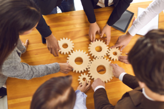 Alfredo Moreira Filho mostra como a trajetória pessoal molda gestores mais empáticos e conectados à realidade das pessoas.