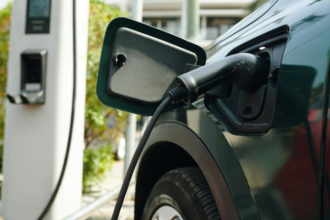 Cadillac no Brasil: marca estreia no país com estratégia focada em carros elétricos de luxo