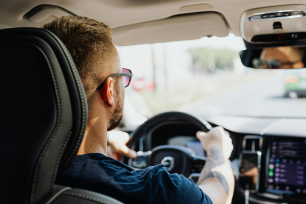 Carros com mais de 10 anos podem ficar isentos de IPVA: impactos, economia e o que muda para o motorista