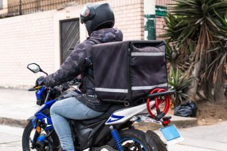 Adicional de 30% para quem trabalha com moto: entenda o impacto no salário e nos direitos dos profissionais no Brasil