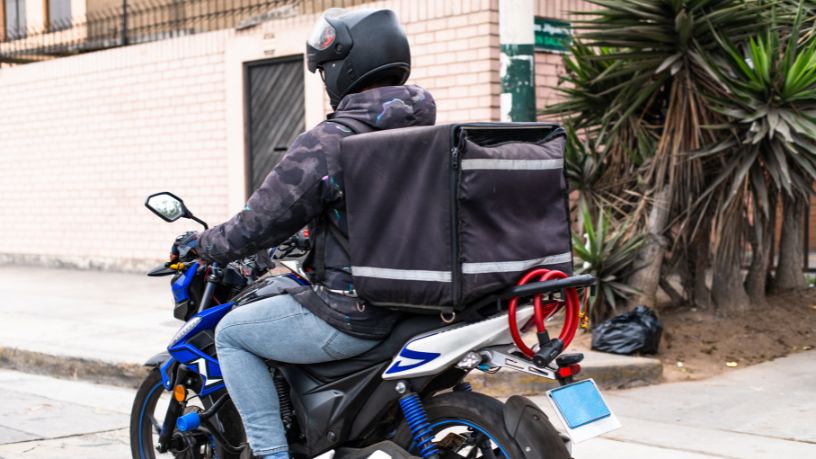 Adicional de 30% para quem trabalha com moto: entenda o impacto no salário e nos direitos dos profissionais no Brasil