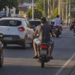 Jovens sem capacete e sem CNH expõem crise no trânsito e desafiam segurança no Piauí