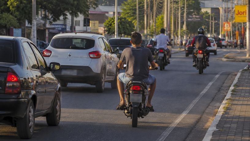 Jovens sem capacete e sem CNH expõem crise no trânsito e desafiam segurança no Piauí