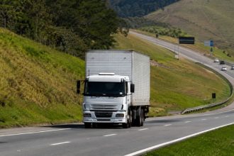 O Papel do Caminhão no Desenvolvimento da Infraestrutura Logística e Econômica do País