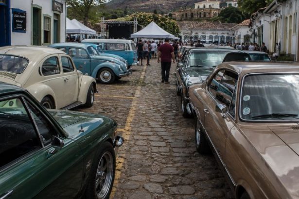 O mercado de carros antigos no turismo regional: o impacto dos eventos de antigomobilismo na economia da Chapada Diamantina