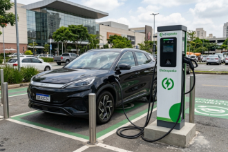 Carros elétricos avançam no Brasil: o que a explosão dos pontos de recarga muda para quem pretende comprar um