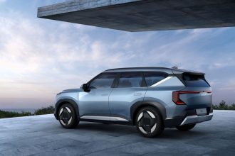 SUV elétrico estacionado em uma área residencial moderna, com paisagem ao fundo