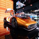 Carro-conceito futurista laranja exposto em um salão internacional do automóvel.